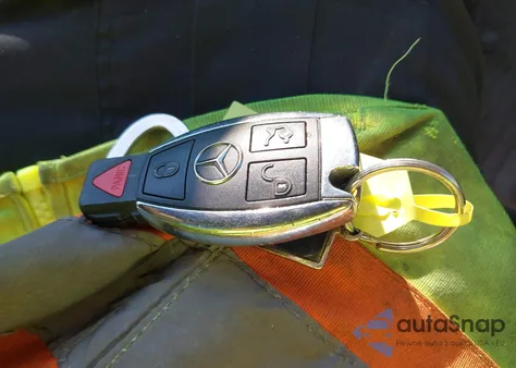 2012 Mercedes-Benz C 250 Sport z USA, uszkodzony, nr VIN WDDGF4HB5CA604139